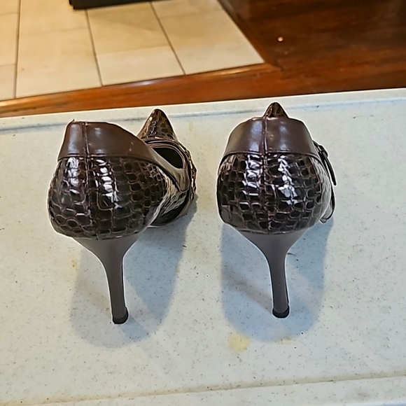 Red Circle Heels, Sz 8.5, Brown, Buckle Design Silvertone Round & Square Studs - Picture 5 of 16